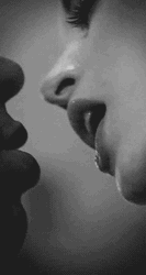 Besos Apasionados Closer Look GIF