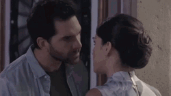 Besos Apasionados Enamorados Amor GIF