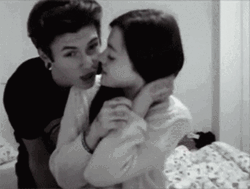 Besos De Novios GIF