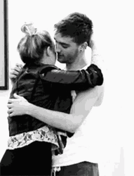 Besos De Novios GIF