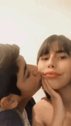 Besos De Novios GIF