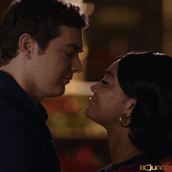 Besos De Novios GIF