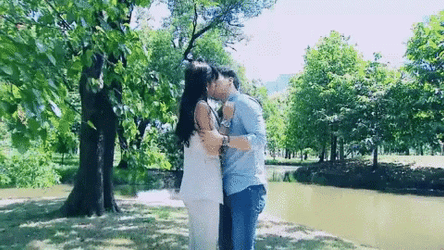 Besos De Novios GIF