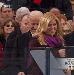 Bill Clinton Balloons Look Kelly Clarkson GIF