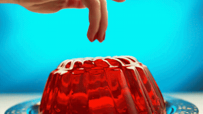 Póster en blanco y negro diciendo adivina qué estoy caliente otra vez GIF