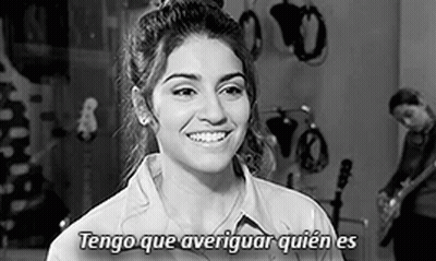 Black And White Woman Smiling Tengo Que Averiguar Quien Es GIF