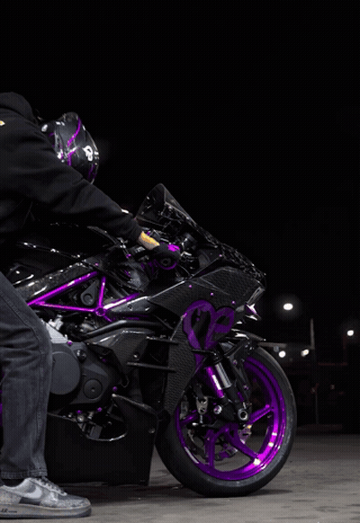 Moto negra con ruedas moradas y corazón GIF
