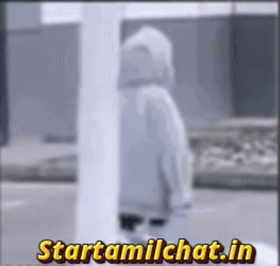 Persona borrosa junto a un poste Starttamilchat.in GIF