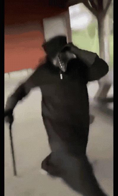 Hombre borroso con bastón usando máscara GIF