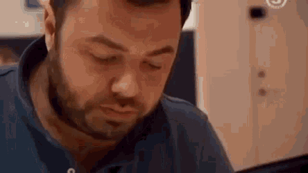 Bo Bech Med Kniven For Struben GIF