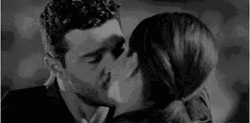 Burak Sevinç Besos Apasionados GIF