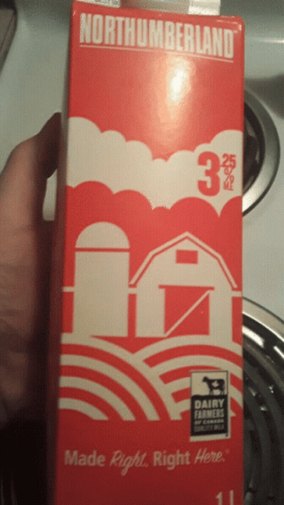 Cartón de leche Northumberland sostenido en la mano GIF