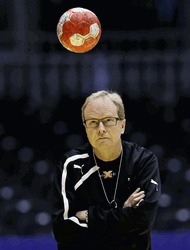 Coach With Bouncing Handball