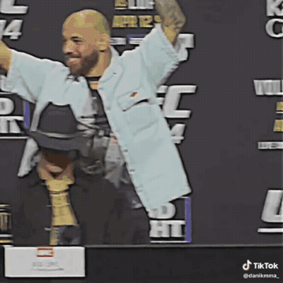 Couple Running Train Ah Duel How Very Delightful GIF