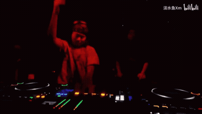 DJ Playing Music In Front Of Crowd Bilibili GIF
