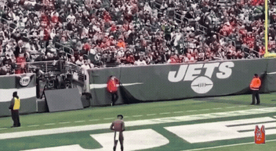 Campo de fútbol con pancarta de Jets GIF