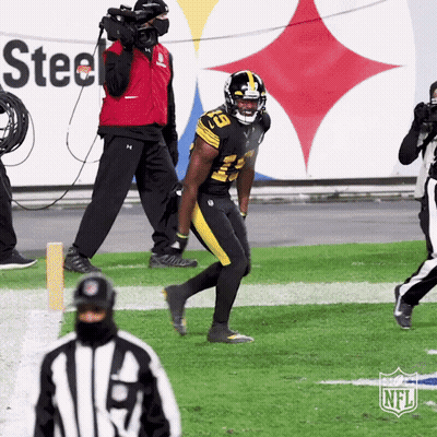 Football Player In Black Yellow Uniform Number 18 GIF