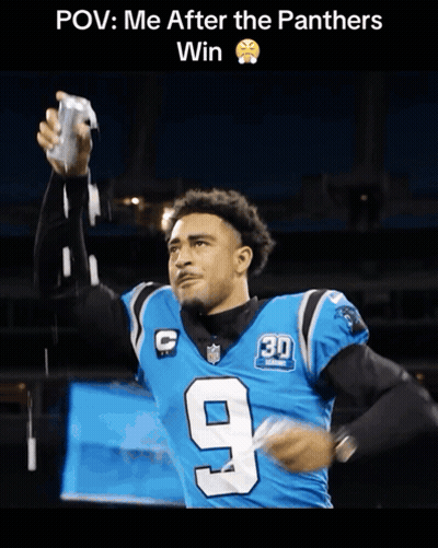 Jugador de fútbol americano con jersey azul número 9 GIF