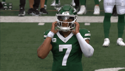 Football Player In Green Jersey Number 7 GIF