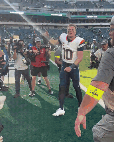Football Player In Number 10 Jersey On Field GIF