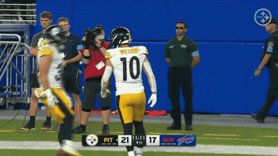 Football Player In Number 10 Jersey GIF