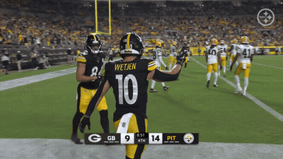 Football Player In Number 10 Jersey GIF