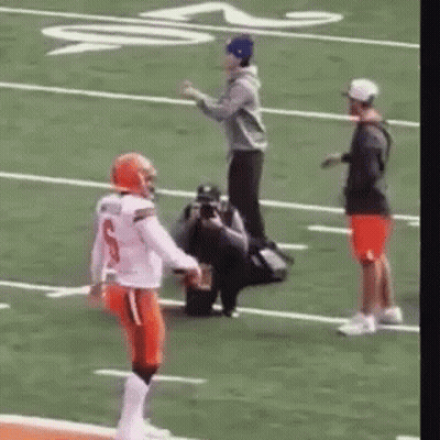 Football Player In White Jersey Number 6 GIF