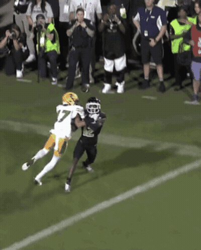 Football Player In White Jersey Number 7 GIF