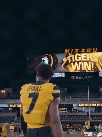 Football Player In Yellow Jersey Number 7 GIF
