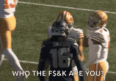 Jugador de fútbol americano número 16 hablando con otro GIF