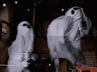 Fantasmas parados frente a letrero de cafetería GIF