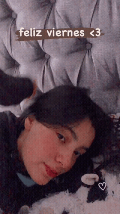 Girl Laying On Bed Feliz Viernes <3 GIF