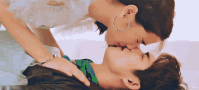 Girl On Guy Beso GIF