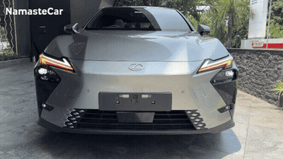 Lexus gris estacionado frente al edificio Namaste Car GIF