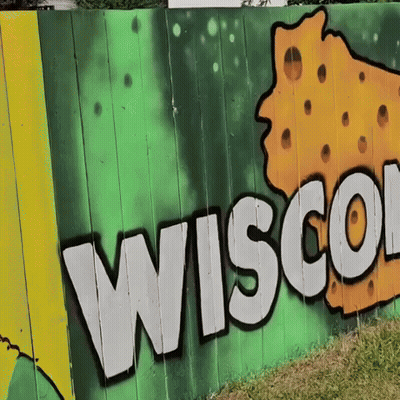 Valla verde y amarilla que dice Wisconsin GIF