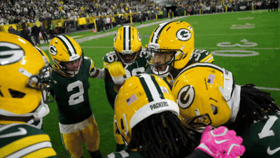 Jugadores de Green Bay Packers en formación en el campo GIF