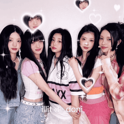 Group Of Girls Posing With Hearts Illit De Doni GIF