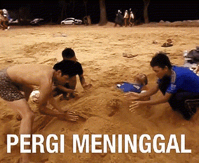 Group of People Playing in Sand pergi meninggalkan
