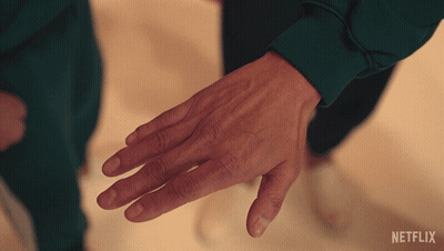 Mano con el logo de Netflix GIF