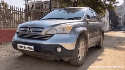 Honda CRV estacionada en camino de tierra frente a una cerca GIF