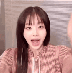 Hot To Go Chuu Loona GIF