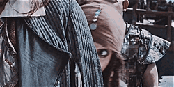 jack-sparrow-hides-bites-finger-iqa8x934