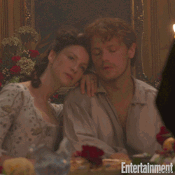 Jamie Fraser Caitriona Balfe Clingy Couple GIF