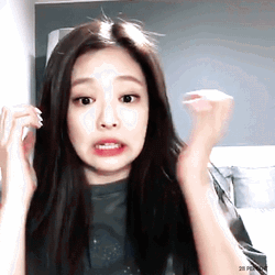 Jennie Kim Startled GIF | GIFDB.com