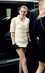 Kristen Stewart Saying Hi While Slowly Walking GIF