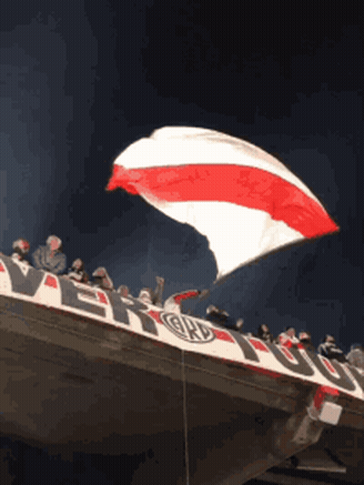Gran bandera roja y blanca ondeando sobre el río GIF
