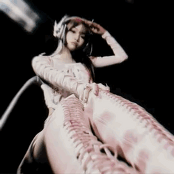 Le Sserafim Kim Chaewon Photos In Pink GIF