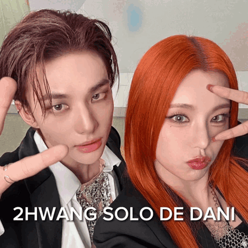 Man And Woman Posing For Photo 2Hwang Solo De Dani GIF