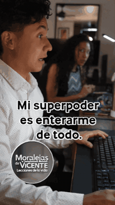 Man At Desk With Computer Saying Mi Superpoder Es Enterarme De Todo GIF