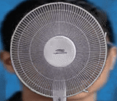 Hombre cubriéndose la cara con un ventilador GIF